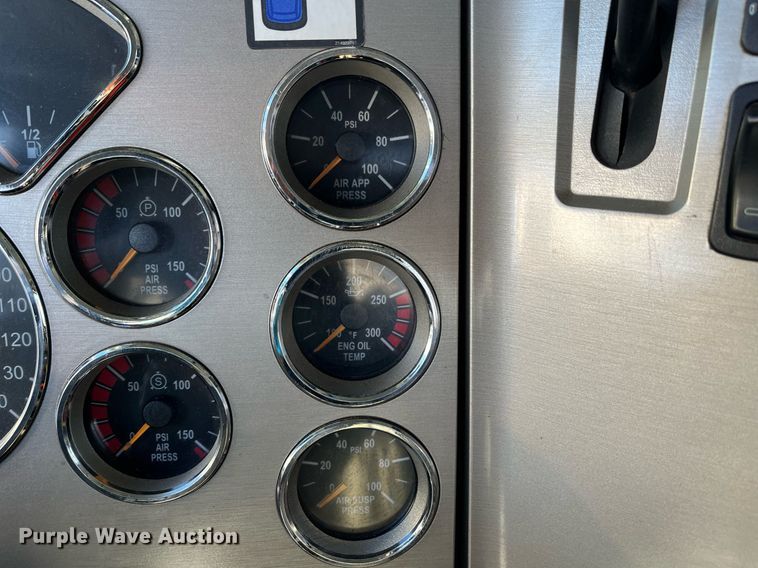 image for item EI0587 2012 Mack  CHU613 semi truck