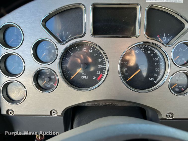 image for item EI0587 2012 Mack  CHU613 semi truck