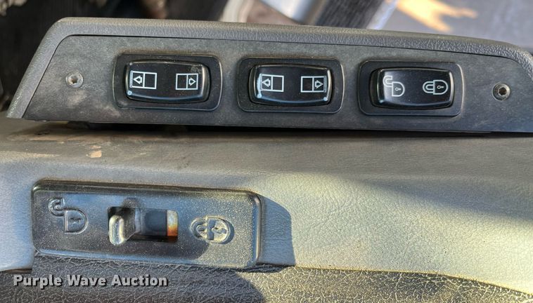 image for item EI0587 2012 Mack  CHU613 semi truck