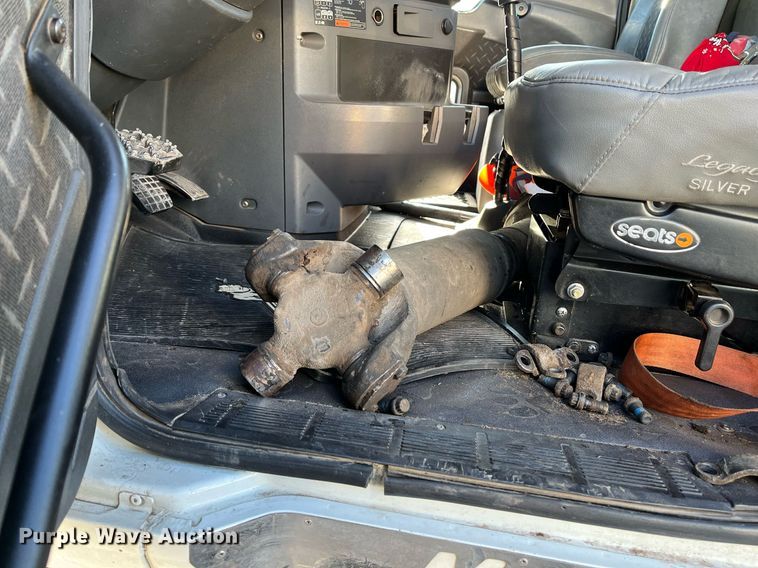 image for item EI0587 2012 Mack  CHU613 semi truck