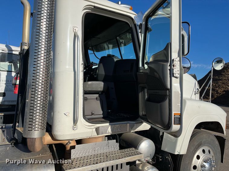 image for item EI0587 2012 Mack  CHU613 semi truck