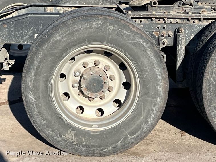 image for item EI0587 2012 Mack  CHU613 semi truck