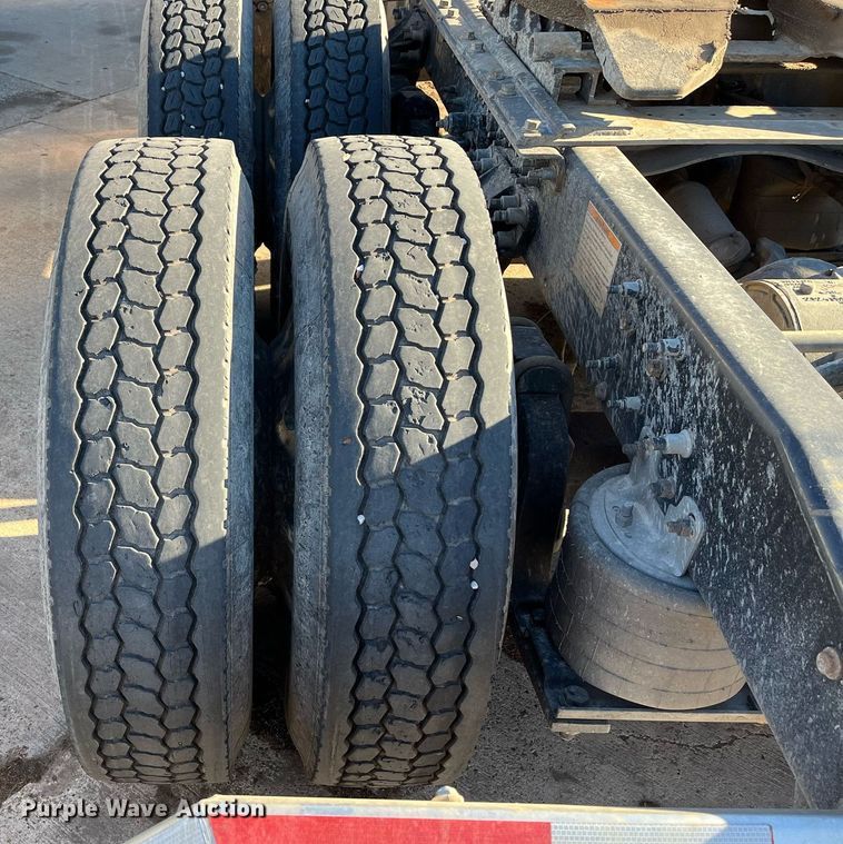 image for item EI0587 2012 Mack  CHU613 semi truck