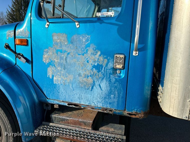 image for item EK4006 2000 International 4700 box truck