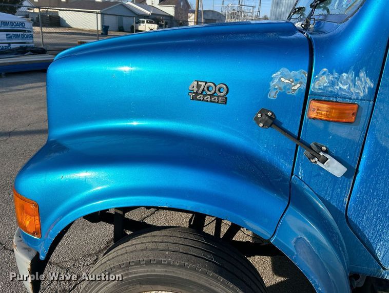 image for item EK4006 2000 International 4700 box truck