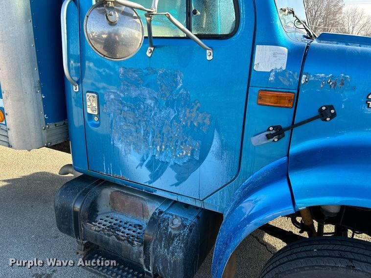 image for item EK4006 2000 International 4700 box truck