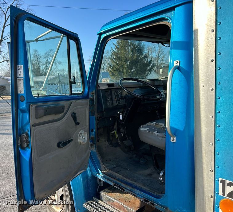 image for item EK4006 2000 International 4700 box truck