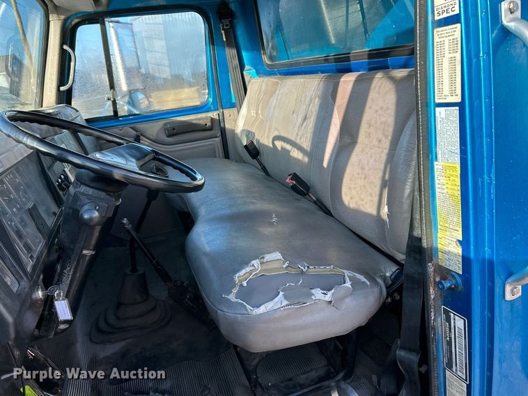 image for item EK4006 2000 International 4700 box truck