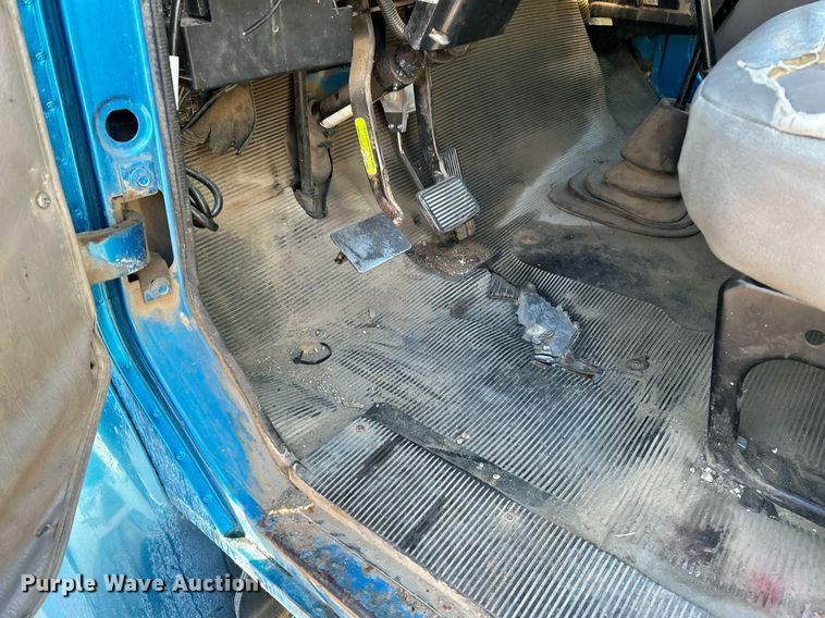 image for item EK4006 2000 International 4700 box truck