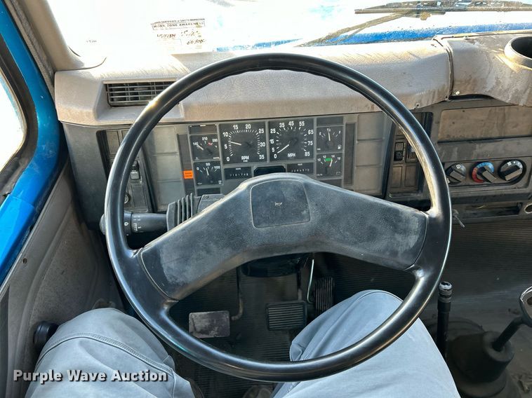 image for item EK4006 2000 International 4700 box truck