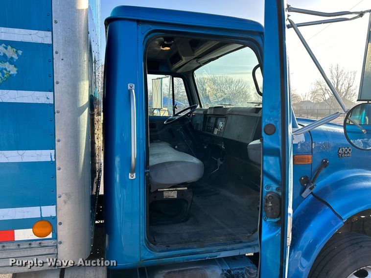 image for item EK4006 2000 International 4700 box truck