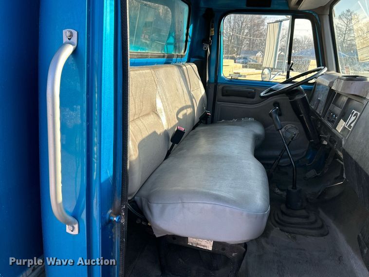 image for item EK4006 2000 International 4700 box truck