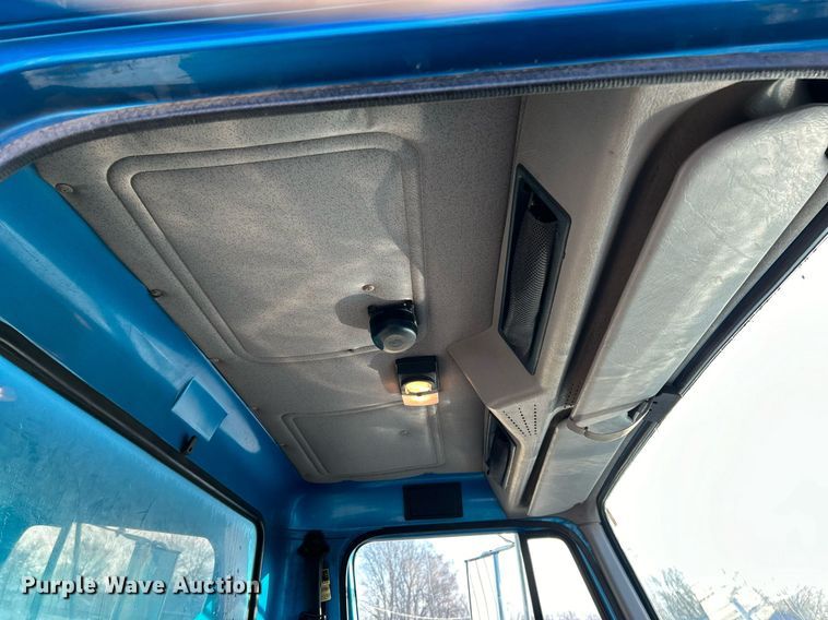 image for item EK4006 2000 International 4700 box truck