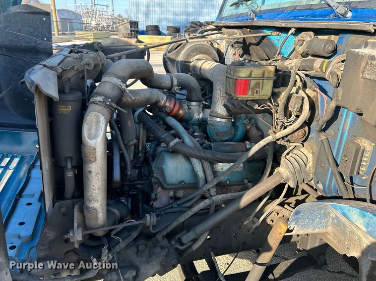 image for item EK4006 2000 International 4700 box truck