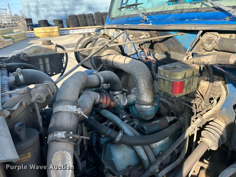 image for item EK4006 2000 International 4700 box truck