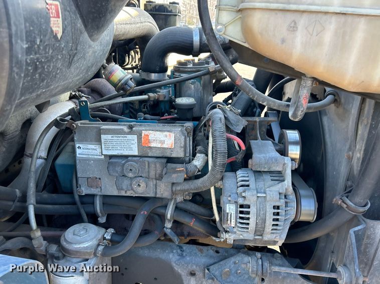 image for item EK4006 2000 International 4700 box truck