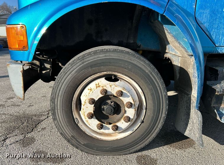 image for item EK4006 2000 International 4700 box truck