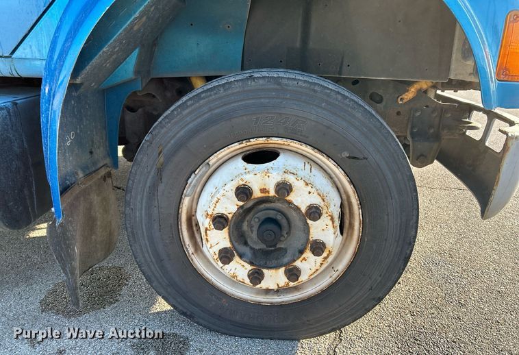 image for item EK4006 2000 International 4700 box truck