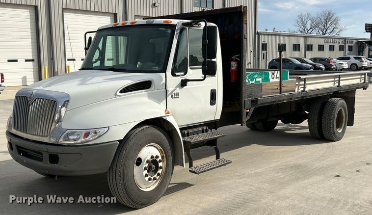 image for item EK4021 2005 International 4300 flatbed truck