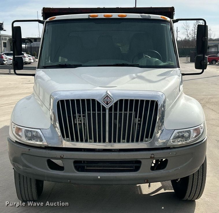 image for item EK4021 2005 International 4300 flatbed truck