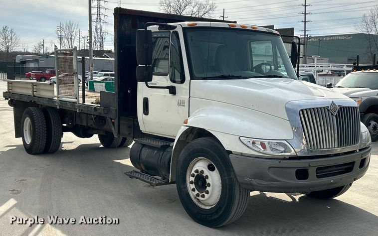 image for item EK4021 2005 International 4300 flatbed truck