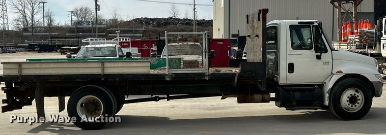 image for item EK4021 2005 International 4300 flatbed truck