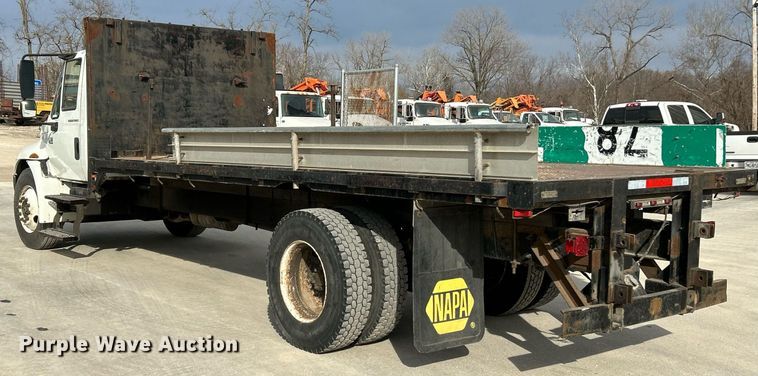 image for item EK4021 2005 International 4300 flatbed truck