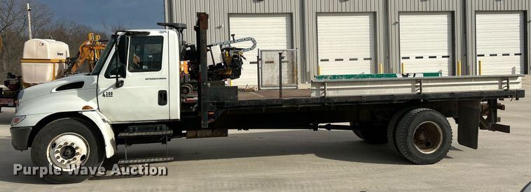 image for item EK4021 2005 International 4300 flatbed truck