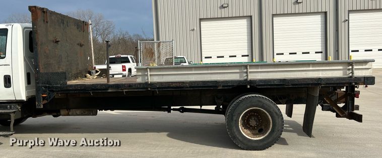 image for item EK4021 2005 International 4300 flatbed truck