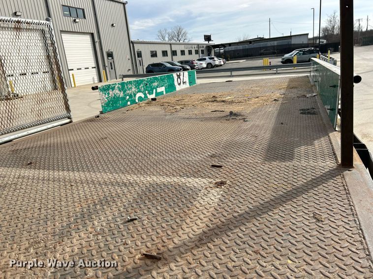 image for item EK4021 2005 International 4300 flatbed truck