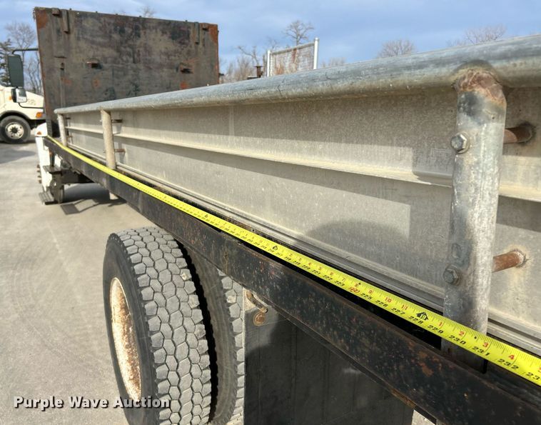 image for item EK4021 2005 International 4300 flatbed truck