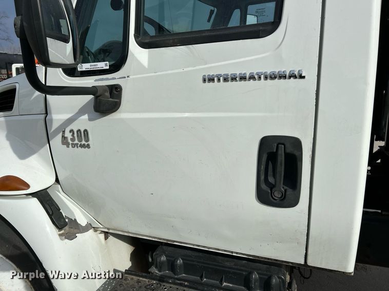 image for item EK4021 2005 International 4300 flatbed truck