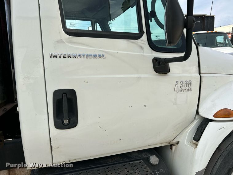 image for item EK4021 2005 International 4300 flatbed truck