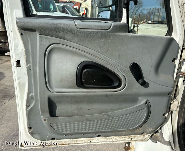 image for item EK4021 2005 International 4300 flatbed truck