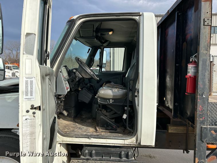 image for item EK4021 2005 International 4300 flatbed truck