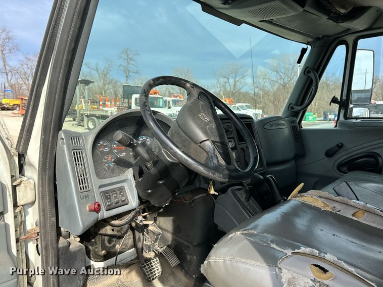 image for item EK4021 2005 International 4300 flatbed truck