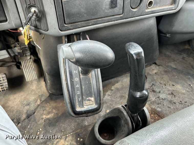 image for item EK4021 2005 International 4300 flatbed truck