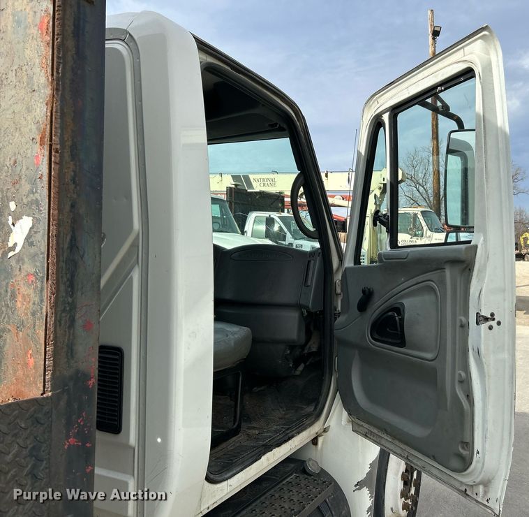 image for item EK4021 2005 International 4300 flatbed truck