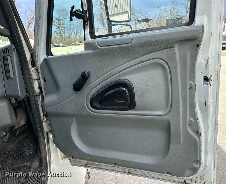 image for item EK4021 2005 International 4300 flatbed truck