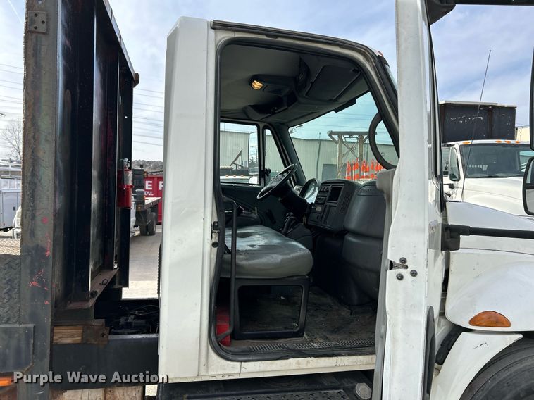 image for item EK4021 2005 International 4300 flatbed truck