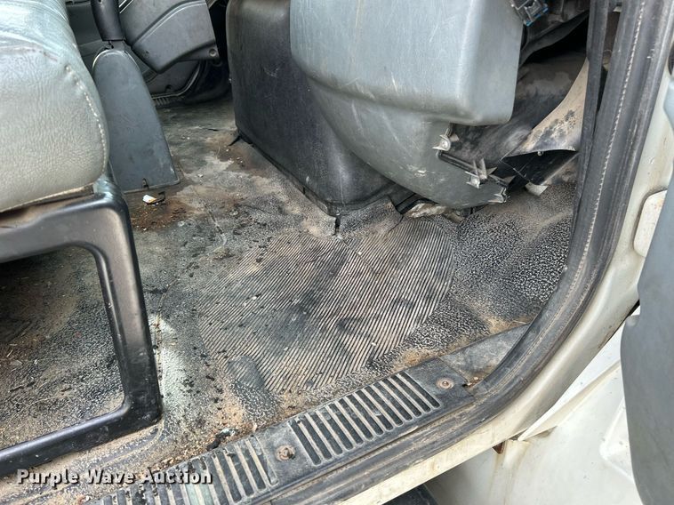 image for item EK4021 2005 International 4300 flatbed truck