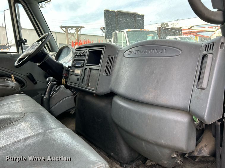 image for item EK4021 2005 International 4300 flatbed truck