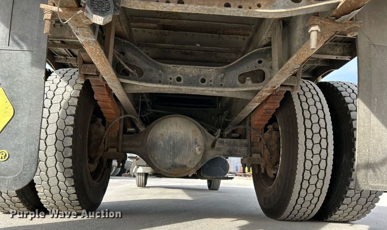 image for item EK4021 2005 International 4300 flatbed truck