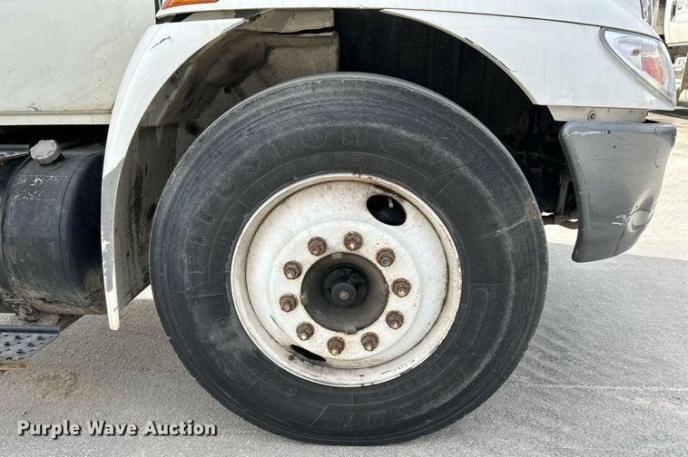 image for item EK4021 2005 International 4300 flatbed truck