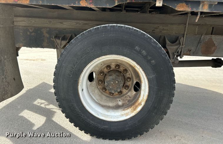 image for item EK4021 2005 International 4300 flatbed truck