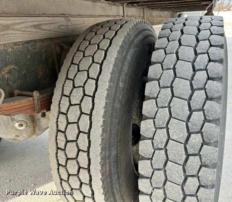 image for item EK4021 2005 International 4300 flatbed truck