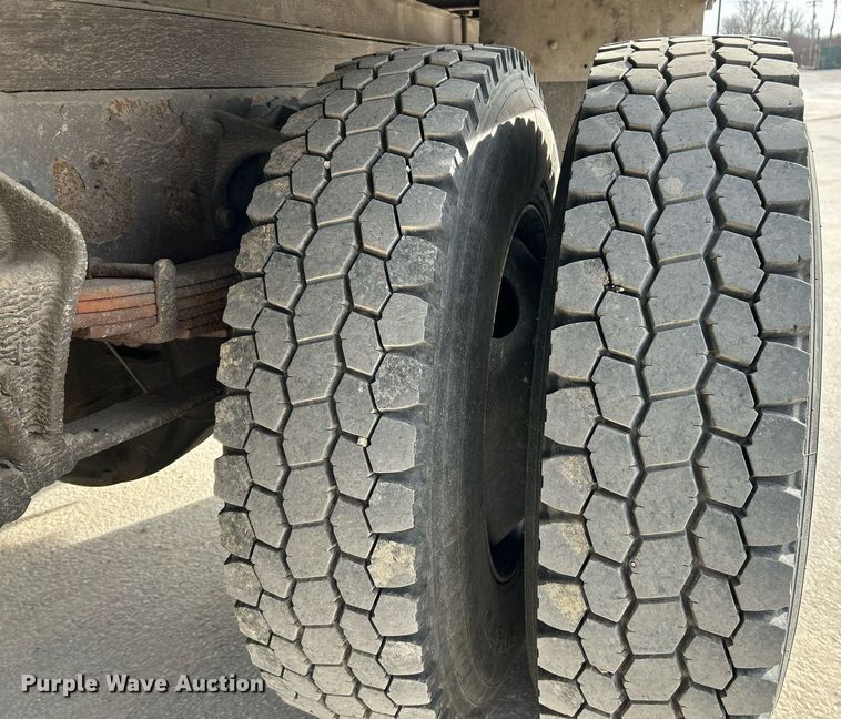 image for item EK4021 2005 International 4300 flatbed truck