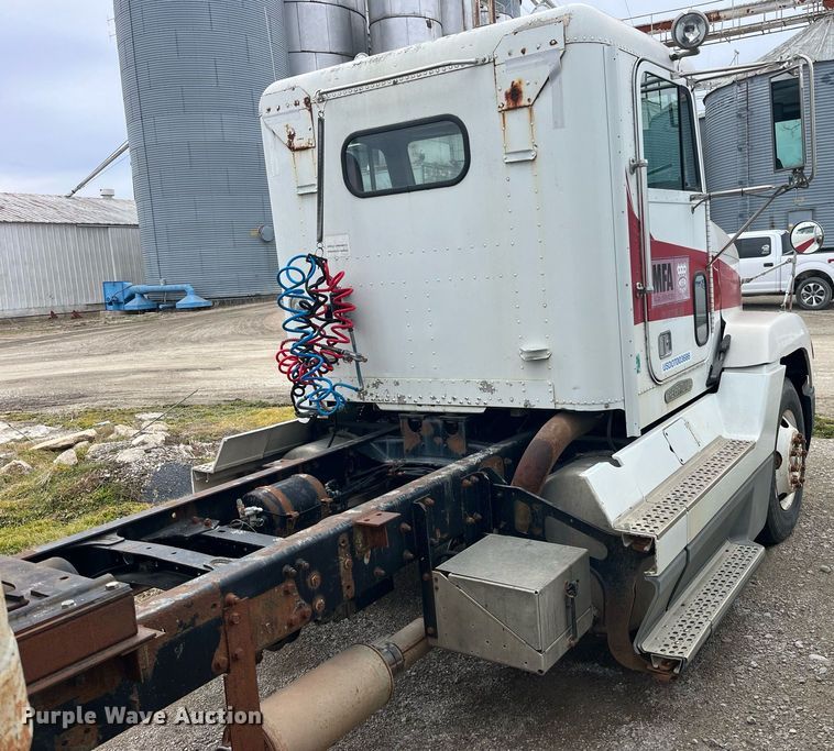 image for item LD9952 1994 Freightliner  FLD semi truck