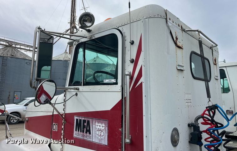 image for item LD9952 1994 Freightliner  FLD semi truck