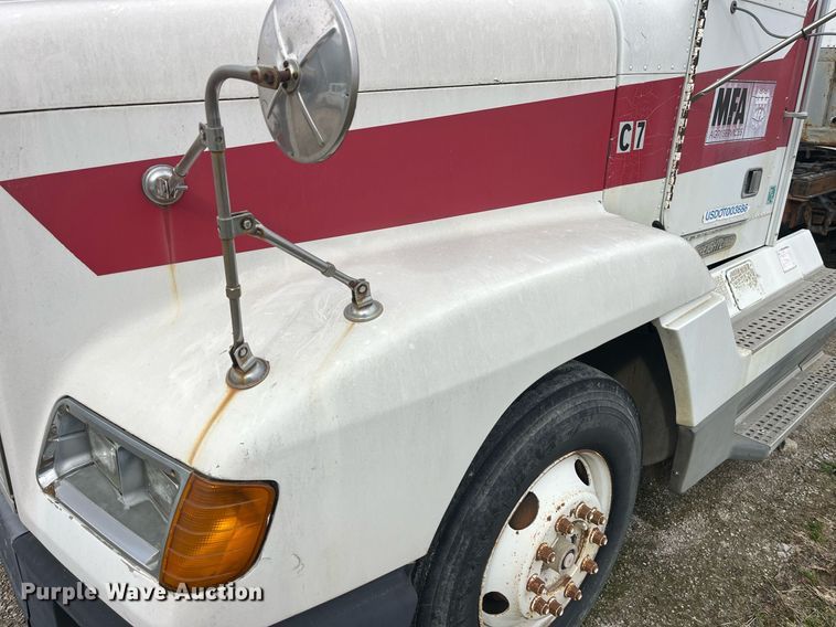 image for item LD9952 1994 Freightliner  FLD semi truck